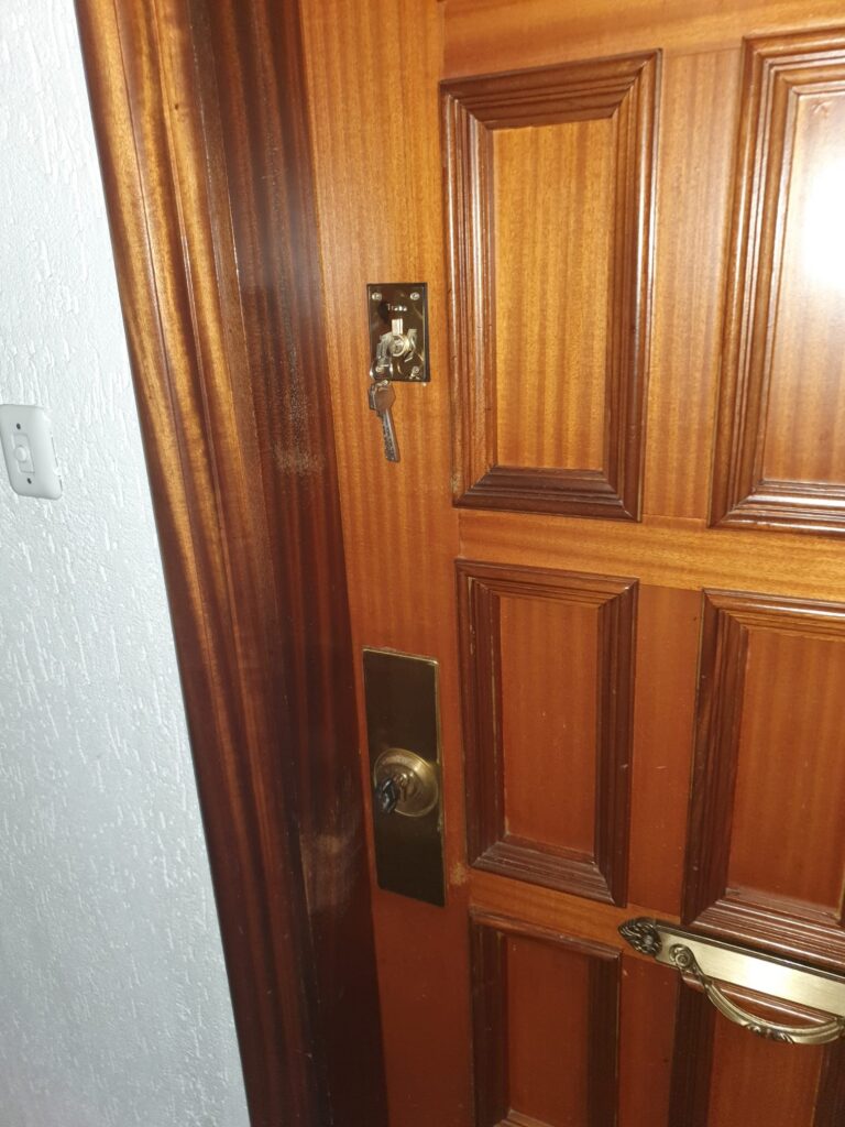 Apertura de puertas Los Brianes